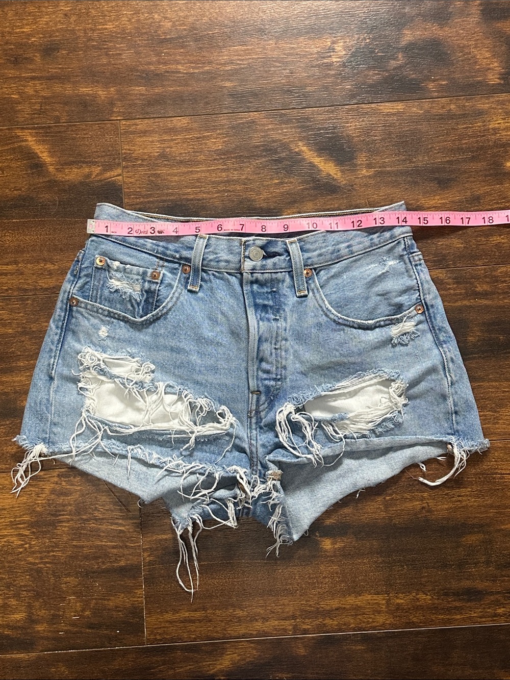 🔥 Levi’s Premium Distressed Cutoff Shorts W26 Like New 👖 - Picture 4 of 6